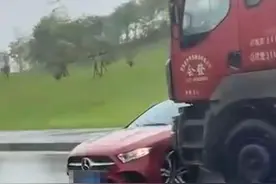 四川一大货车雨中顶推红色奔驰行驶，知情人：驾驶员自称不知情，律师：货车司机涉嫌故意杀人图片