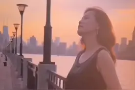 53岁周冰倩近况曝光！穿黑色背心丰满迷人，容颜未改身材仍似少女图片