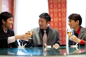 陪领导参加饭局，别让服务员过来买单，聪明人都懂这3个“暗语”图片