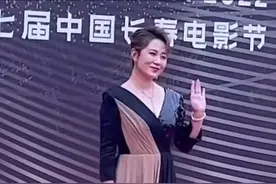 长春电影节：央视朱迅优雅，冯远征老婆穿黑丝，马丽夺影后好激动图片