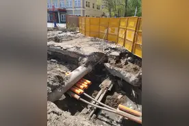 哈尔滨市化工路长江小区门口排水管被挖断，脏水排不出去！施工方回复……图片