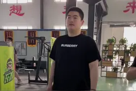 赵本山儿子穿t恤拖鞋视察公司，数十人陪同排场大，太胖被喊减肥图片