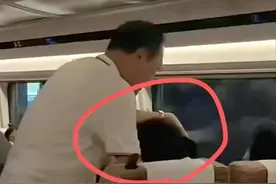 男子高铁霸座后续，暴打女孩撕破衣，老人有“丹书铁券”？拒道歉图片