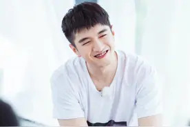 男士穿T恤别太简单，学金瀚尝试不同色系，造型有趣又时髦图片