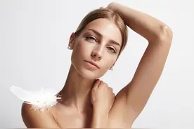 女人的难言之隐：女人该不该脱腋毛？脱腋毛到底疼不疼？图片