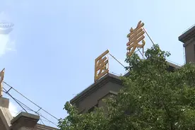 说好的腹肌、马甲线呢？抽脂手术后，她变成了这样图片