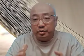 徐峥风波后首露面回应现状，面部浮肿状态差，网友：一夜愁白头图片