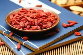 枸杞不仅能生精，还能降血糖？枸杞泡水好，还是干吃好？答案来了图片