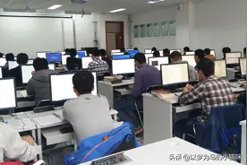 毕业后“经常加班”的6个专业，想要轻松报考要慎重，收入挺高的图片