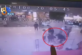 陪外孙“摇摇乐” 摇完后乐不起来图片