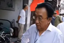 75岁侯耀华现身逛地摊，戴金表金戒大摇大摆，当街抽烟被路人围观图片