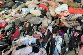 农村有人5毛一斤回收旧衣服，用来干啥了？靠此日入过千是真的吗图片