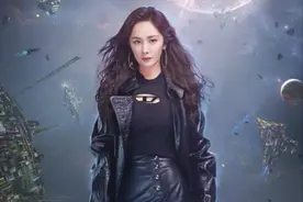 杨幂又带火了一种穿搭：“西装+雨靴”，高级又显瘦，回头率满满图片