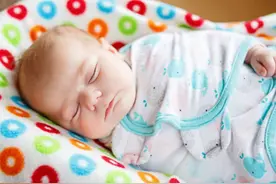 裹上襁褓才能睡踏实？宝宝学会这个“动作”后，就不建议再裹了图片