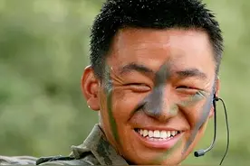 为什么特警戴面罩而特种兵涂油彩，是怕被报复？真相却是这样图片