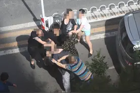 大妈都不放过？小伙同时交往10多位大妈，拆穿后被女友当街暴打！图片