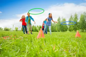 想要知道孩子到底在想什么，睡前可以跟他聊聊这5个问题图片