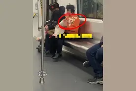 大妈在地铁上抽烟还给娃点烟？网友怒了！图片