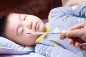 5岁娃咬破水银温度计，机智奶奶60秒快速处理，大夫赞其做得到位图片