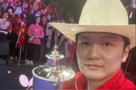 世乒赛单打颁奖，樊振东被奖杯盖打到头，礼仪小姐的帽子摘了下来图片