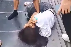 广西一12岁女孩过于早熟，抽烟喝酒交男友，父亲当街抽打：没办法图片
