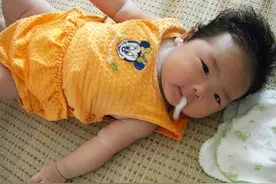 宝宝吐奶呛奶，2个做法很常见但错误，甚至有生命危险，要当心图片