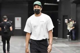 “白T+黑裤”才是春夏季扛把子，简单好驾驭，潮人就喜欢这格调图片