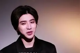 蛇精脸、假体外露，娱乐圈假下巴扎堆，蔡徐坤太尴尬了图片