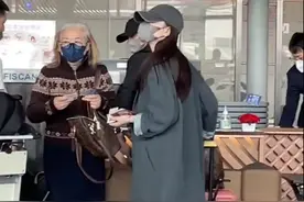 热搜第一！曝文章带新女友全家出游：女方年轻，肤白貌美身材高挑图片