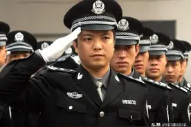 着警服执法还需要出示人民警察证吗？图片