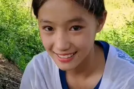 13岁老挝女孩一笑红遍网络，其父：彩礼两辆本田摩托车就能娶回家图片