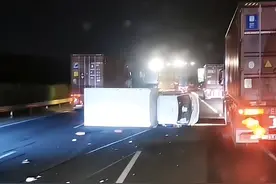 G1503内圈一货车侧翻 现场一片狼藉无人员伤亡图片