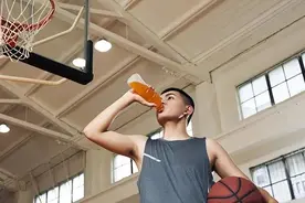 为什么工地塔吊下永远有冰红茶图片