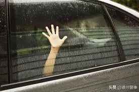 幼童被锁车内大哭 家长却拒绝破窗！图片
