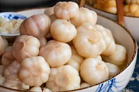 腌糖蒜，只用糖和醋不正宗，60岁保姆教2招，酸甜脆爽，不烧心图片