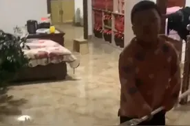 黑龙江一姐弟俩在家打闹玩耍，结果弟弟急眼放狠话：我必须干死她图片