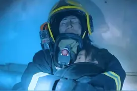 消防员坠楼，舍命护住女孩后牺牲，感谢你曾让爱撒人间，致敬英雄图片