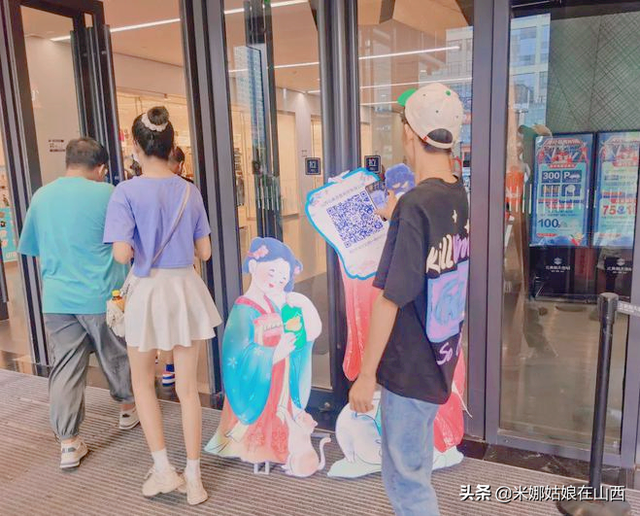 太原北美N1集结了超大的奥特曼，大小儿童重返童年冲向光之勇士