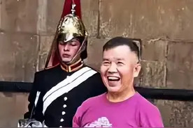 丢人丢到国外！老人敬礼，自以为尊重，实则惹怒皇家卫兵遭训斥图片
