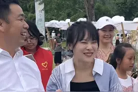 “挖呀挖”黄老师“约会”随州局长：素颜引网友争议，什么问题呢图片