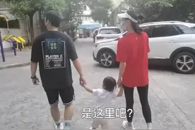 郑恺携妻儿回老家，爸爸罕见出镜，因房子接地气被质疑富二代身份图片