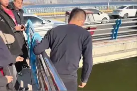 除夕山东好汉！临沂35路公交司机寒冬里，大喊一声从十多米高的桥上跳河救人……图片