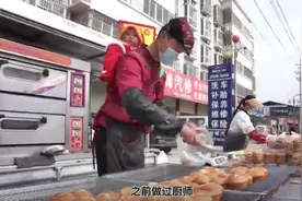 漯河一男子背娃摆摊，感动无数网友图片