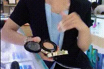 网红直播时突然取消美颜后.图片