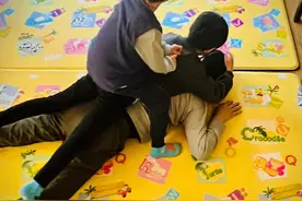 靳东冬至迎46岁生日，李佳晒叠罗汉照为其庆生，两子骑坐爸爸身上图片