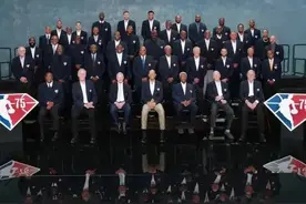 NBA晒75大巨星合影，乔丹迟到未参与图片
