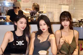 重庆几女子吃火锅，因1瓶“茅台”起争议，事后却干一件“怪事”图片