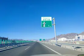 没有收费站的高速公路，通车仅2年全长400公里，全程限速110公里图片