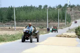 冬季拖拉机启动困难，农村小伙巧用4个“妙招”，数九寒天也不怕图片