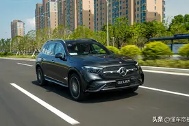 新车 | 首次搭载越野模式，尺寸再扩大，试驾北京奔驰长轴距GLC SUV图片